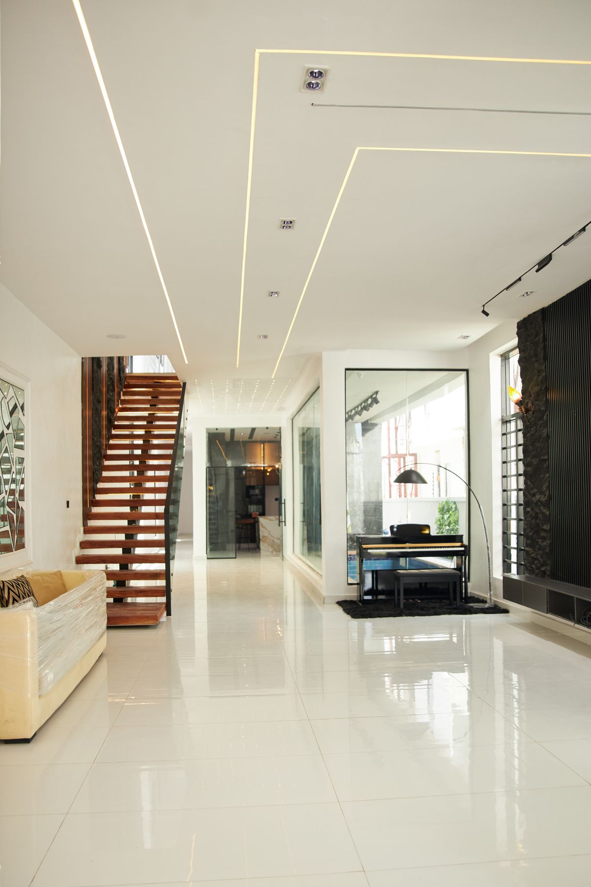 Cầu thang kính cường lực không trụ TN-G04